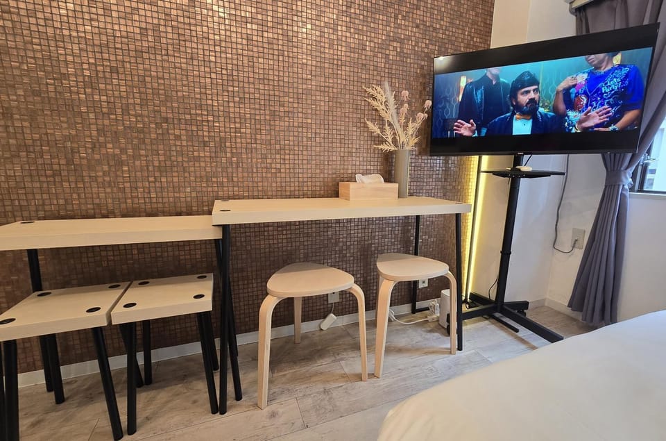 Bed, Seating area, Bedroom