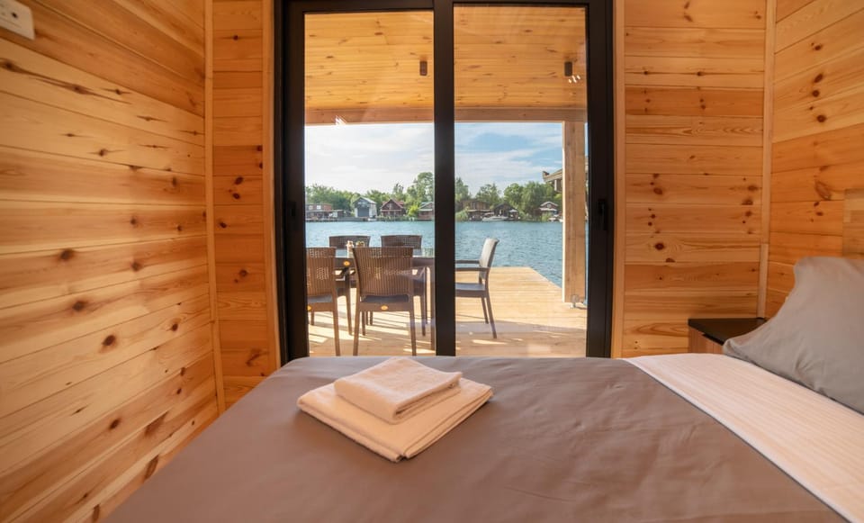 Bedroom, River view