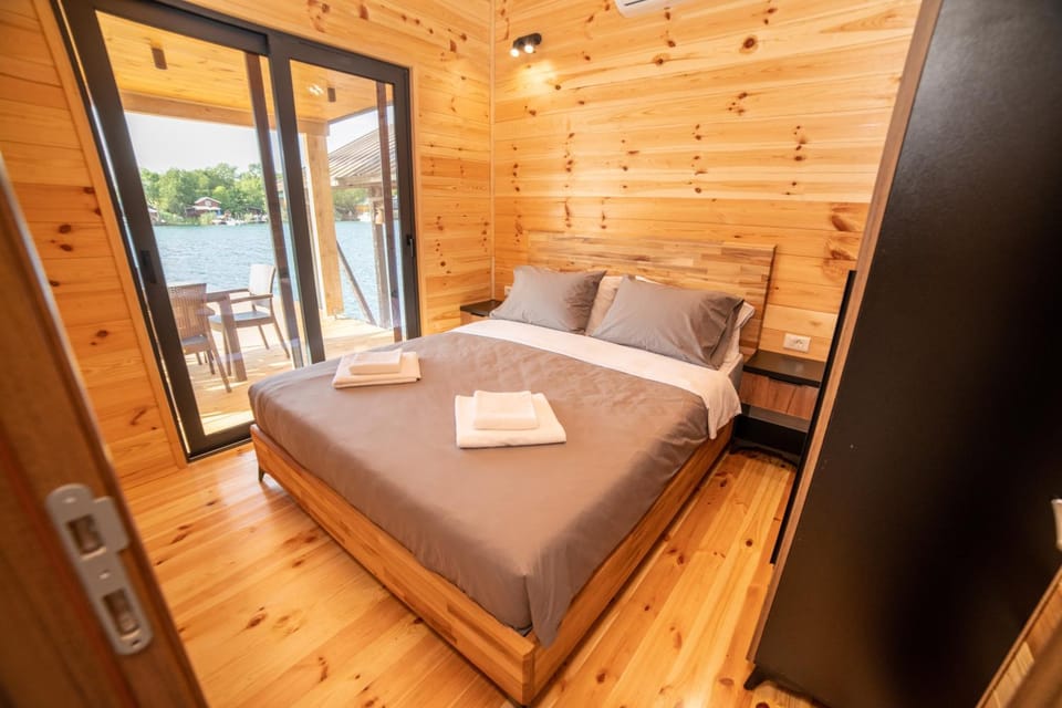 Bed, Balcony/Terrace, Photo of the whole room, Bedroom, River view