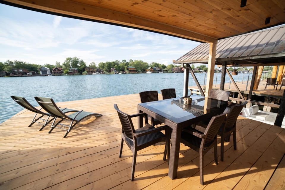 Patio, View (from property/room), Balcony/Terrace, Seating area, Dining area, River view