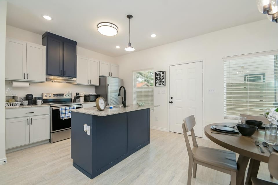 1 Mi to Historic Market Square: Spacious Townhome House in San Antonio