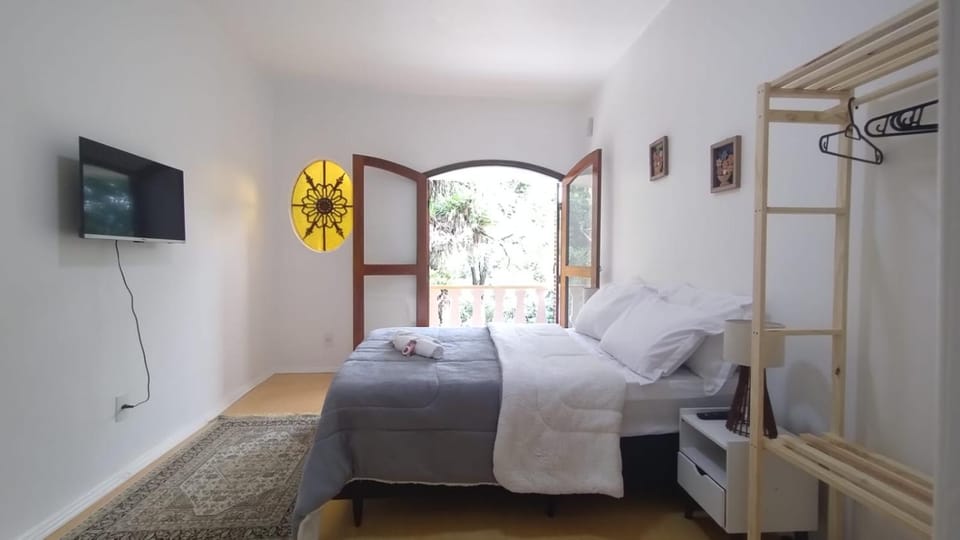 Bed, TV and multimedia, Photo of the whole room