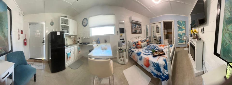 Kitchen or kitchenette, Photo of the whole room, Seating area, Dining area, Bedroom