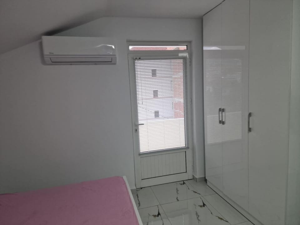 Bedroom, air conditioner