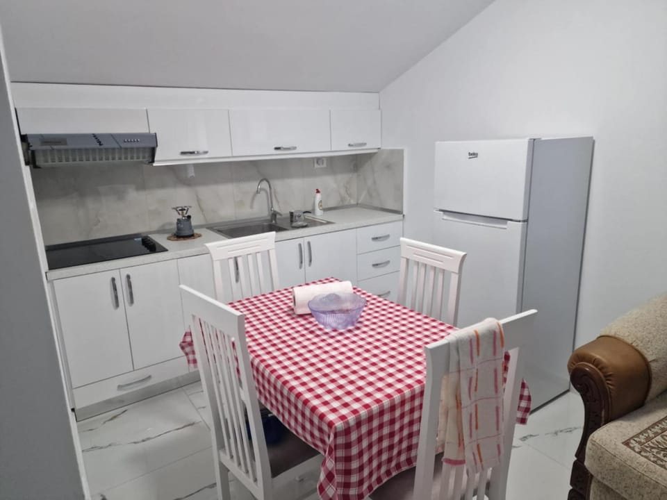 Kitchen or kitchenette, Dining area, stove