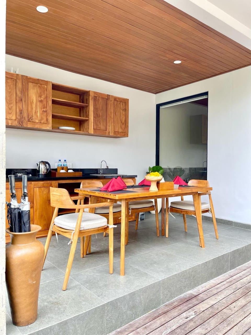 Kitchen or kitchenette, Dining area