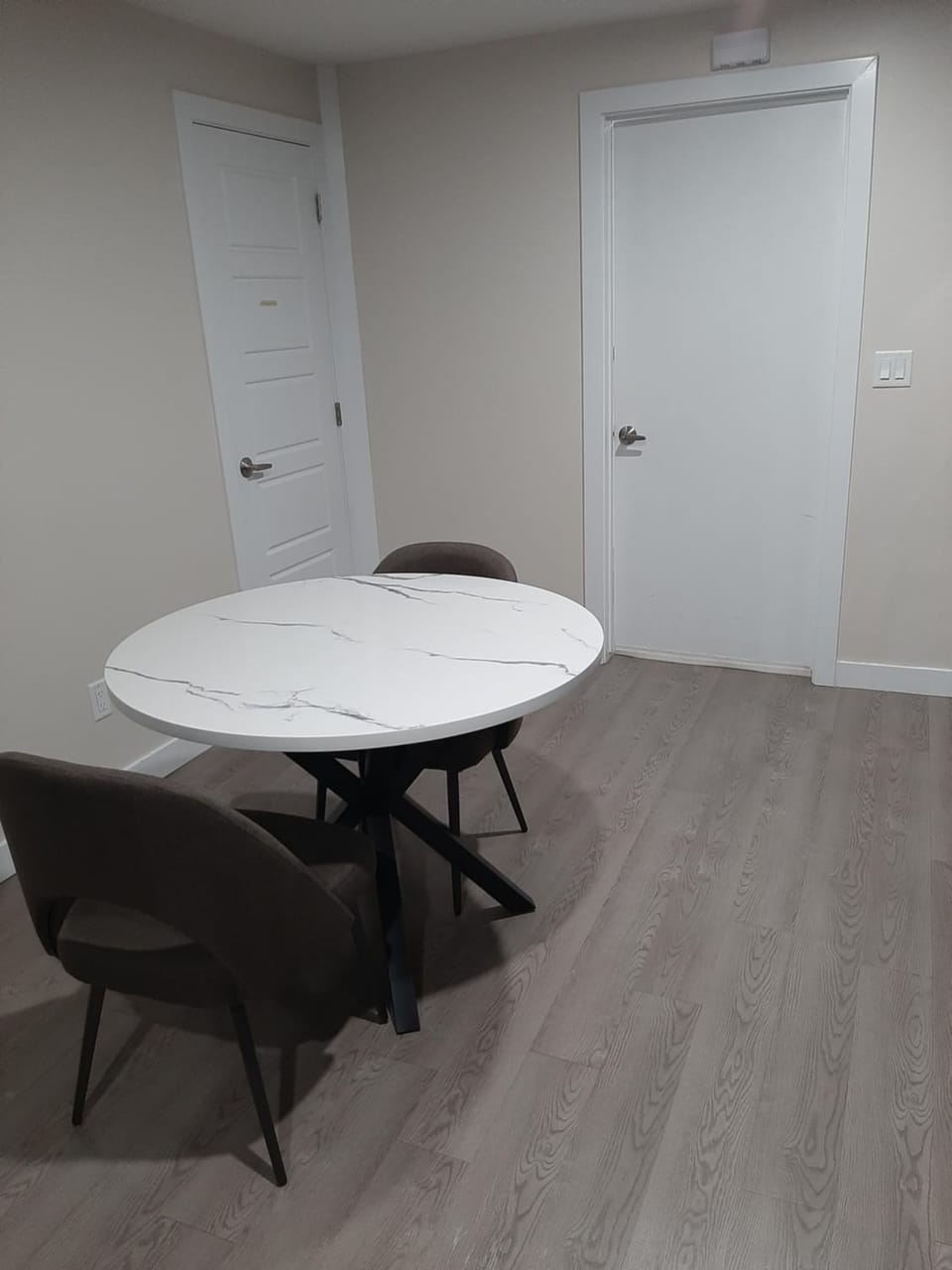 PineOrange Home Apartment in Saskatoon