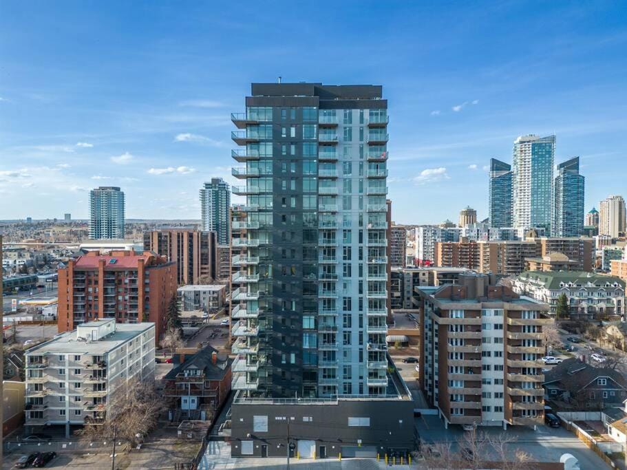 Studio Just Steps from Stampede Park, Luxury Living Apartment in Calgary