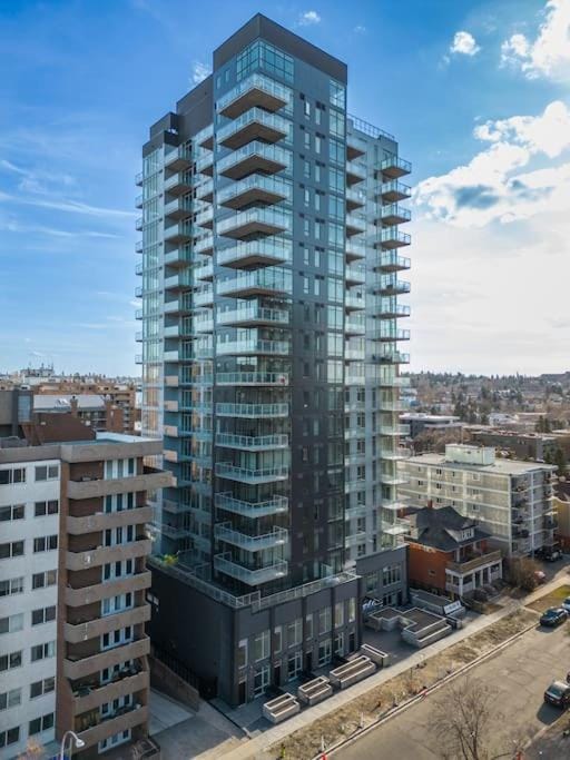 Studio Just Steps from Stampede Park, Luxury Living Apartment in Calgary