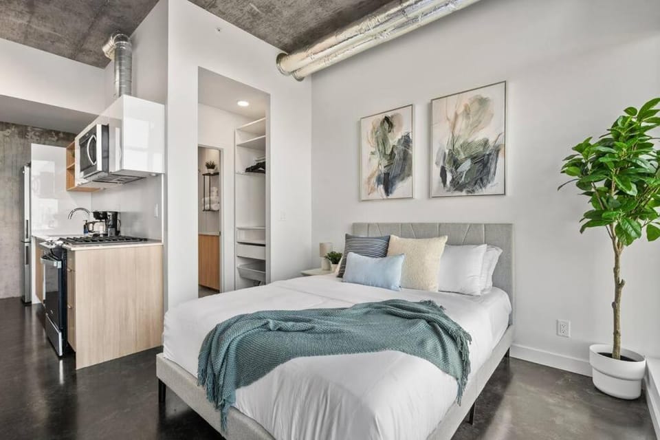 Studio Just Steps from Stampede Park, Luxury Living Apartment in Calgary