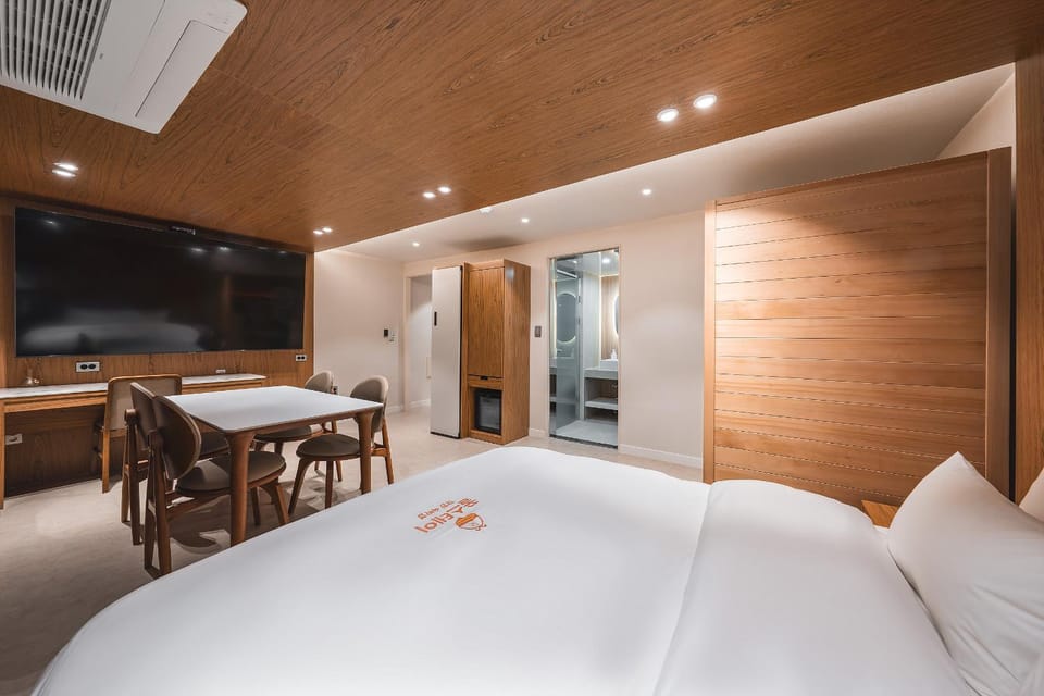 Bed, TV and multimedia, Photo of the whole room, Seating area, Dining area, air conditioner