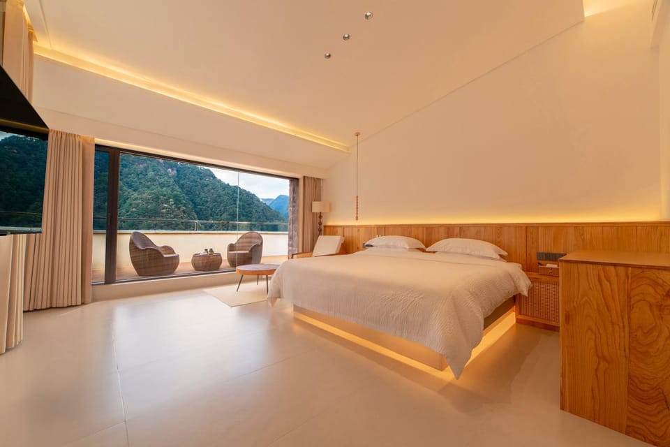 Bed, TV and multimedia, Photo of the whole room