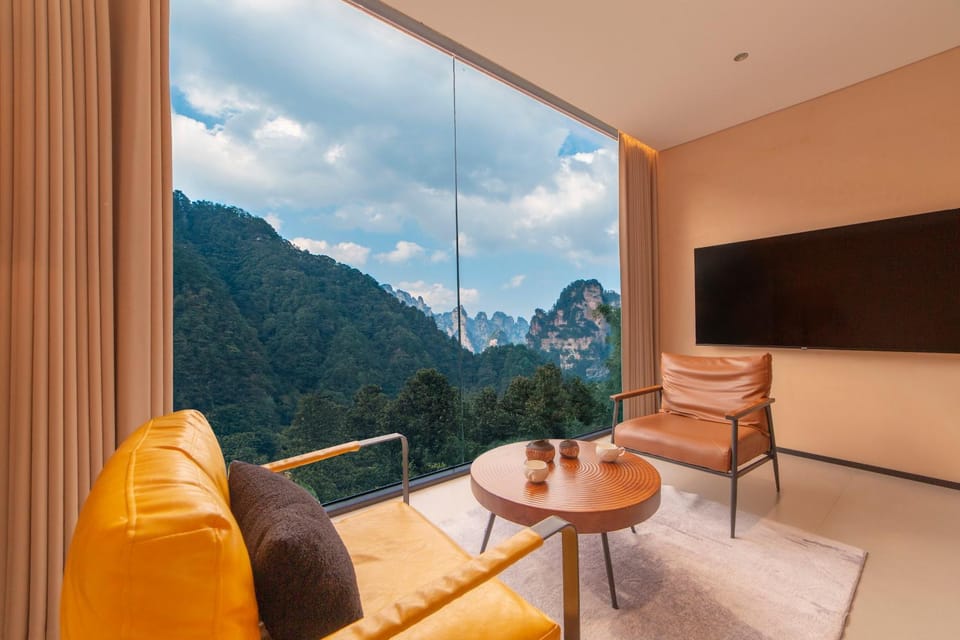 Natural landscape, TV and multimedia, Seating area, Mountain view