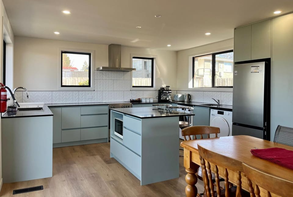 Coffee/tea facilities, Dining area, microwave, oven, stove, kitchen