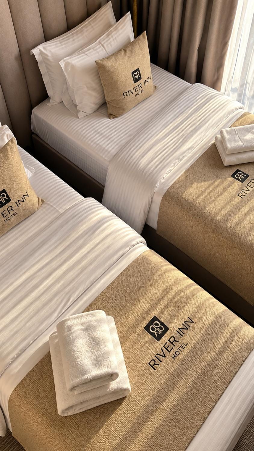 Bed, towels