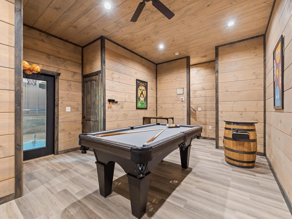 Billiard, Game Room