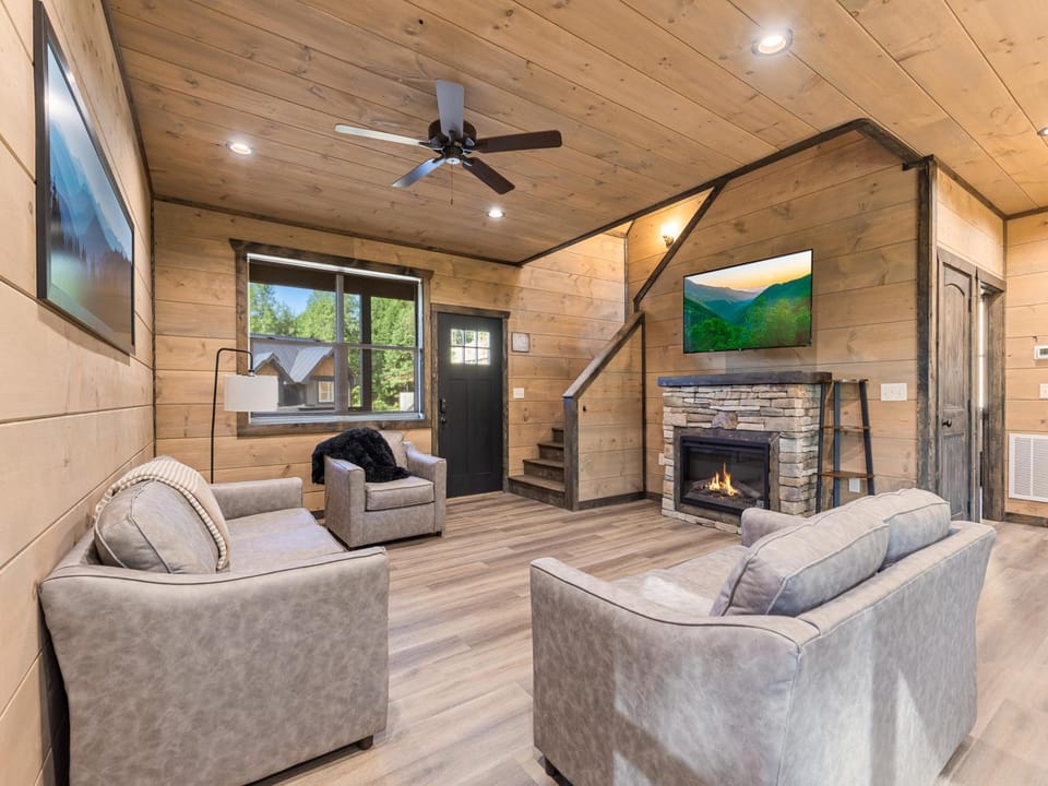 TV and multimedia, Living room, Seating area, fireplace, furniture