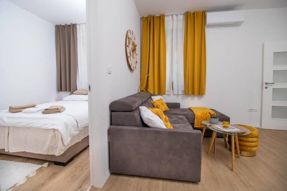Bed, Living room, Photo of the whole room, Seating area, Bedroom, towels