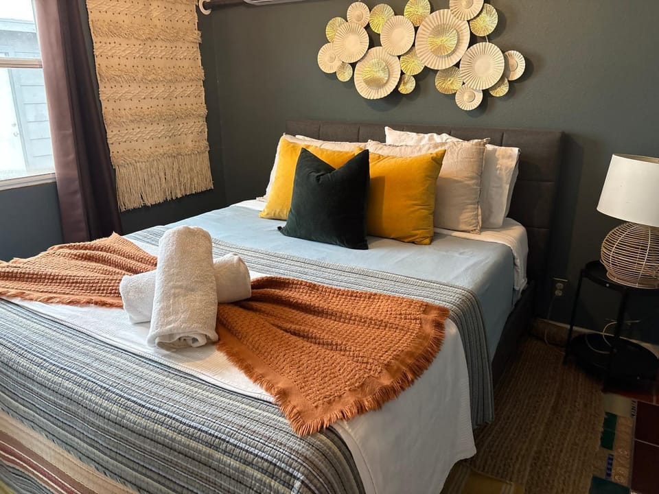 The Desert Shire Large HotTub,Large Pool,Stargazing Paradise House in Yucca Valley