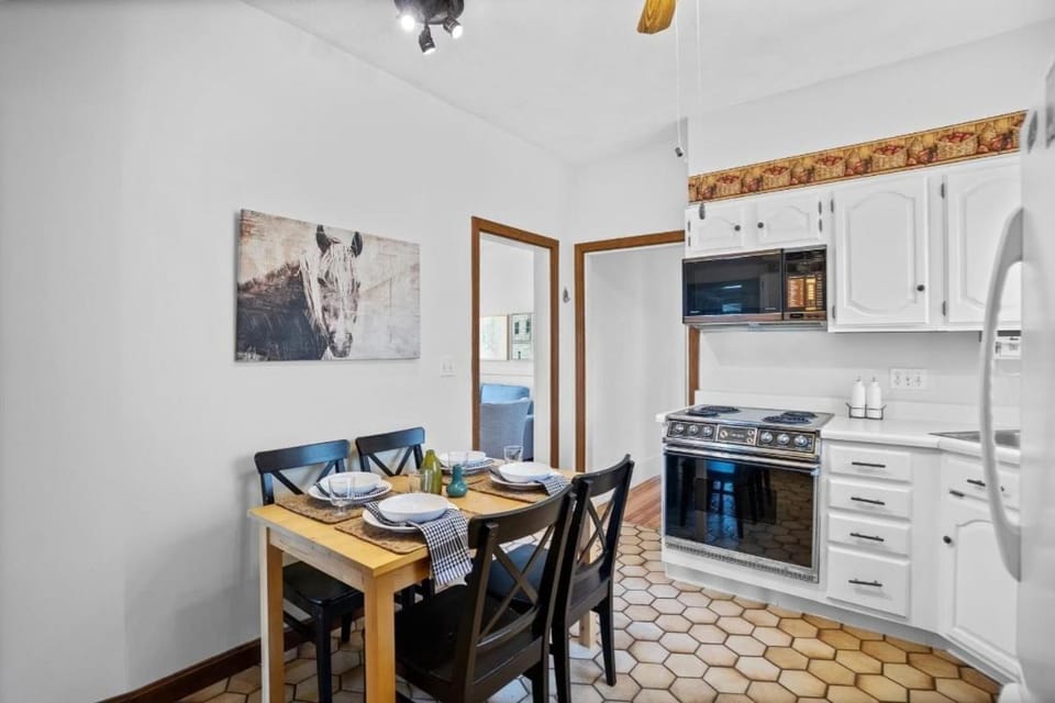 Kitchen or kitchenette, Dining area, oven