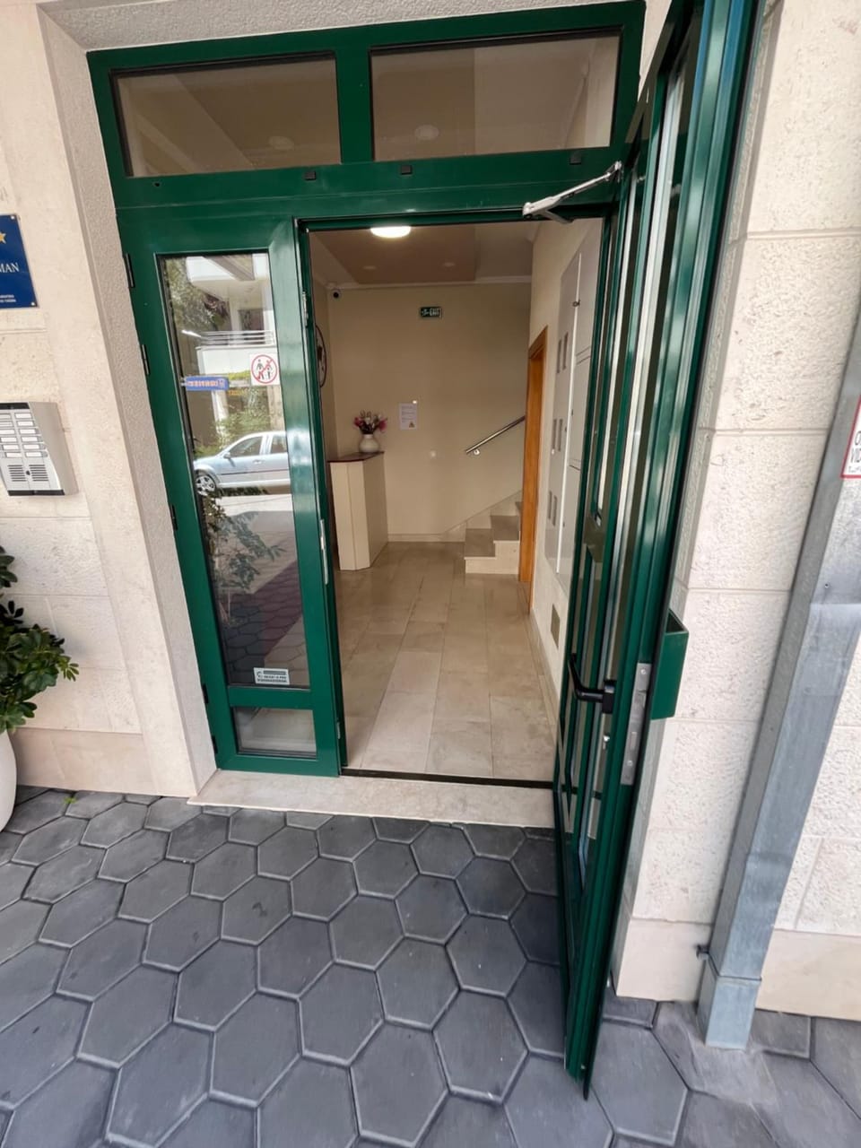 Facade/entrance