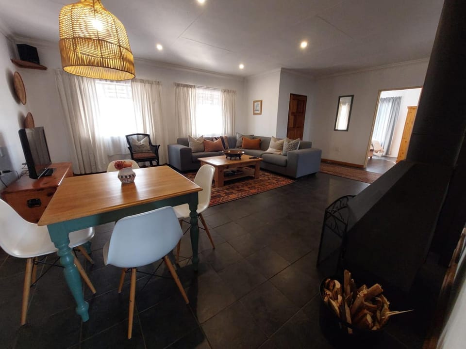 TV and multimedia, Living room, Seating area, Dining area
