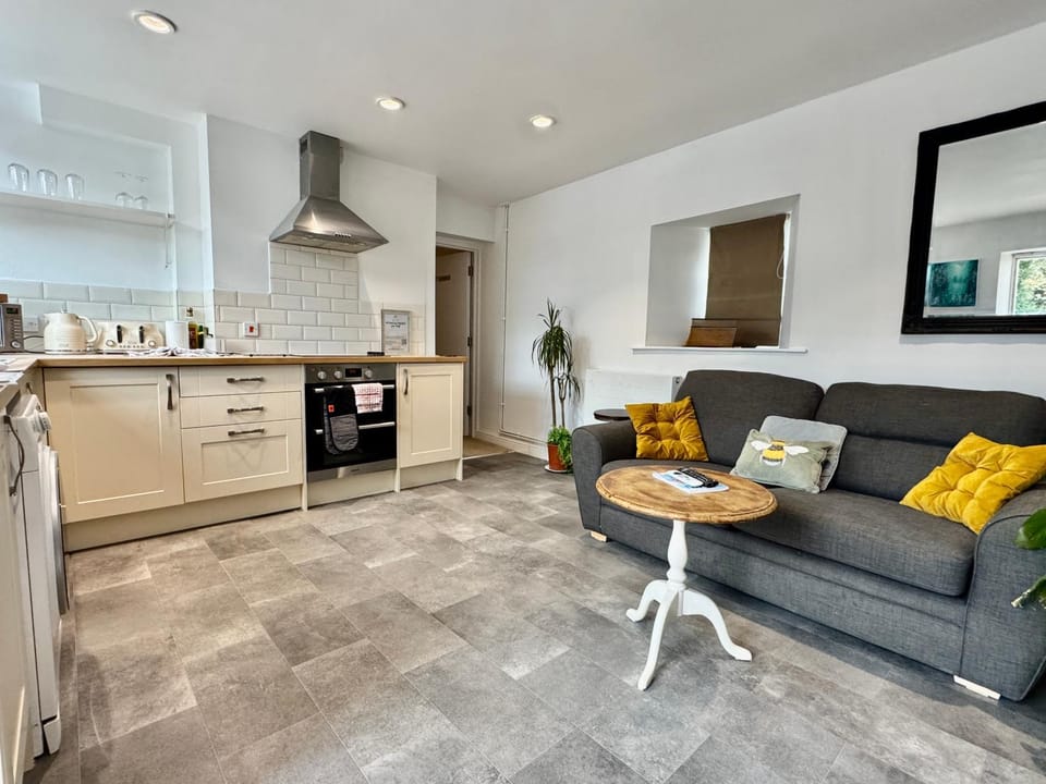 Kitchen or kitchenette, Living room, Seating area, oven, washing machine