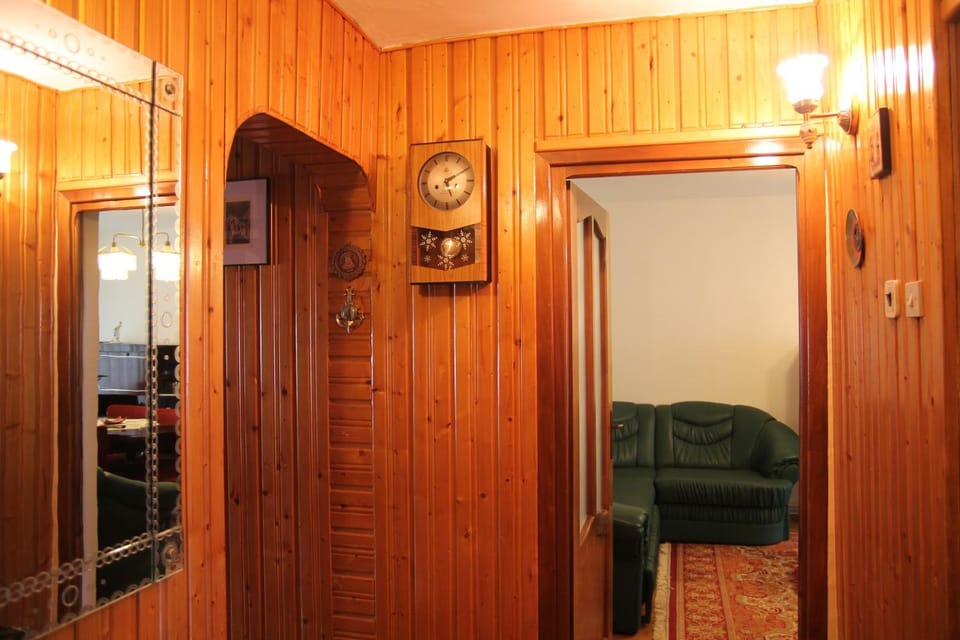 Cozy classic apartment near The Office Apartment in Cluj-Napoca