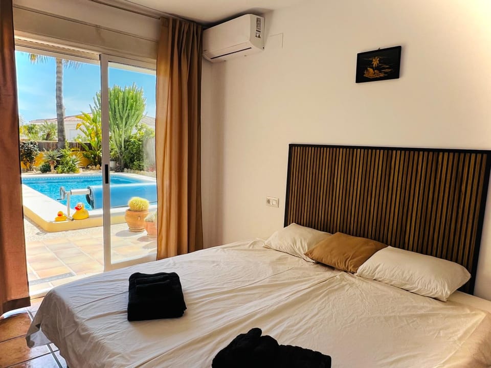 Bed, Photo of the whole room, Bedroom, Pool view, Swimming pool, Swimming pool, towels, air conditioner