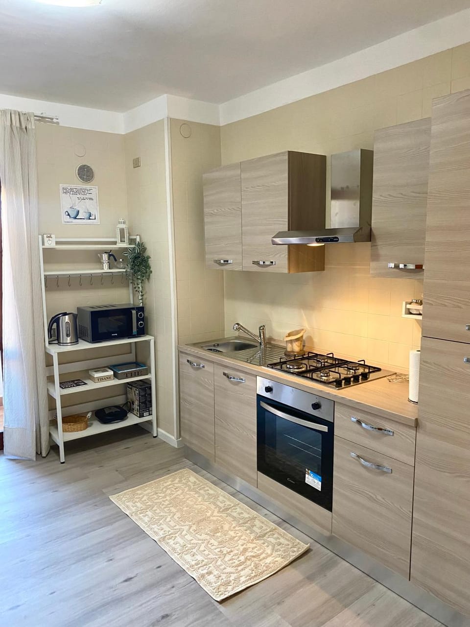 Kitchen or kitchenette, microwave, stove