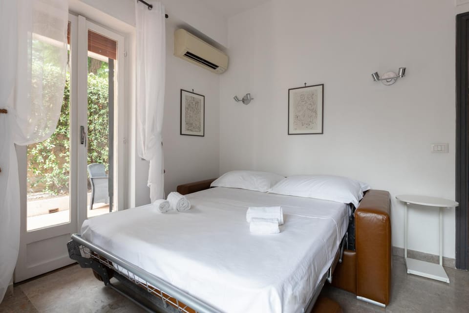 Bed, Living room, air conditioner