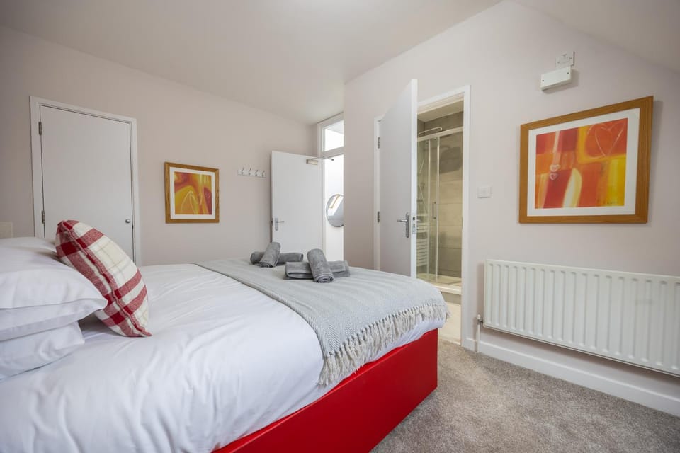 Bed, Bathroom, Photo of the whole room, Bedroom