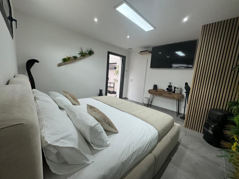 Bed, TV and multimedia, Bedroom