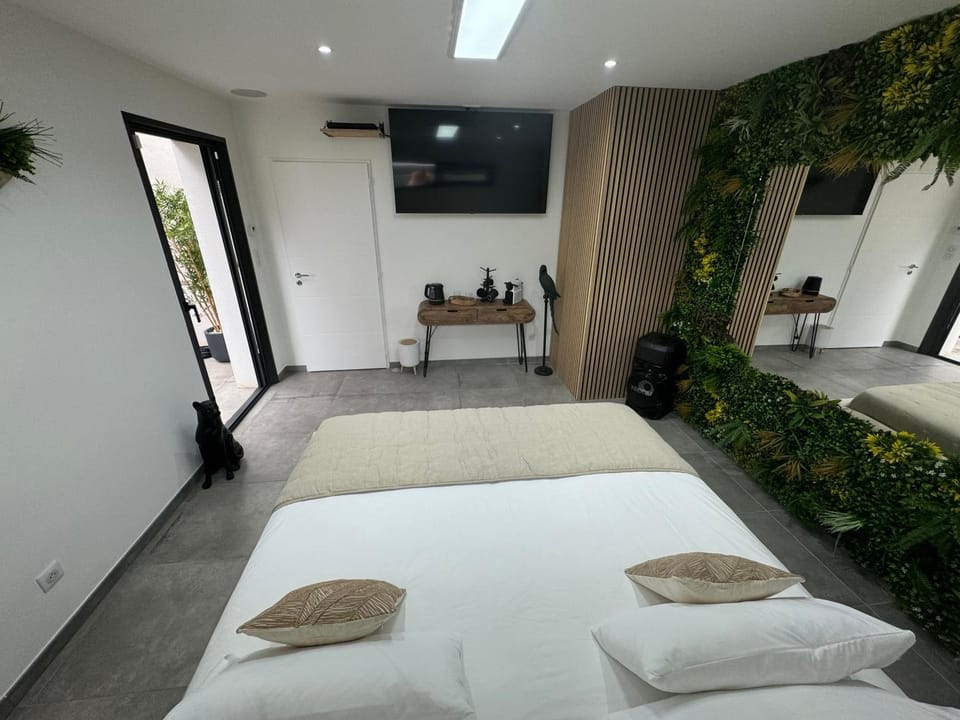 Bed, TV and multimedia, Photo of the whole room, Bedroom, air conditioner