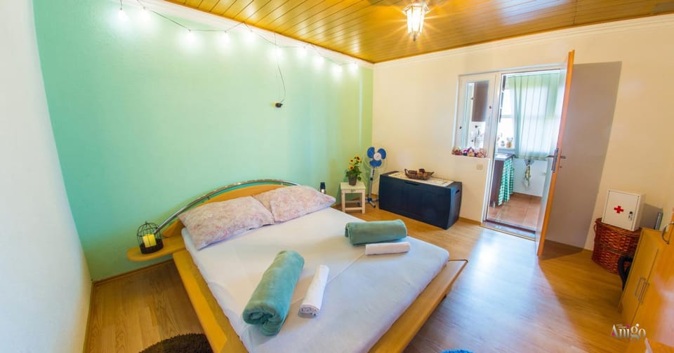Bed, Photo of the whole room, Bedroom, towels