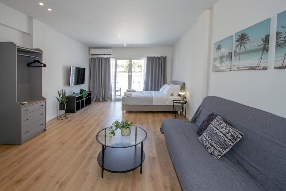 Bed, Balcony/Terrace, Photo of the whole room, Seating area