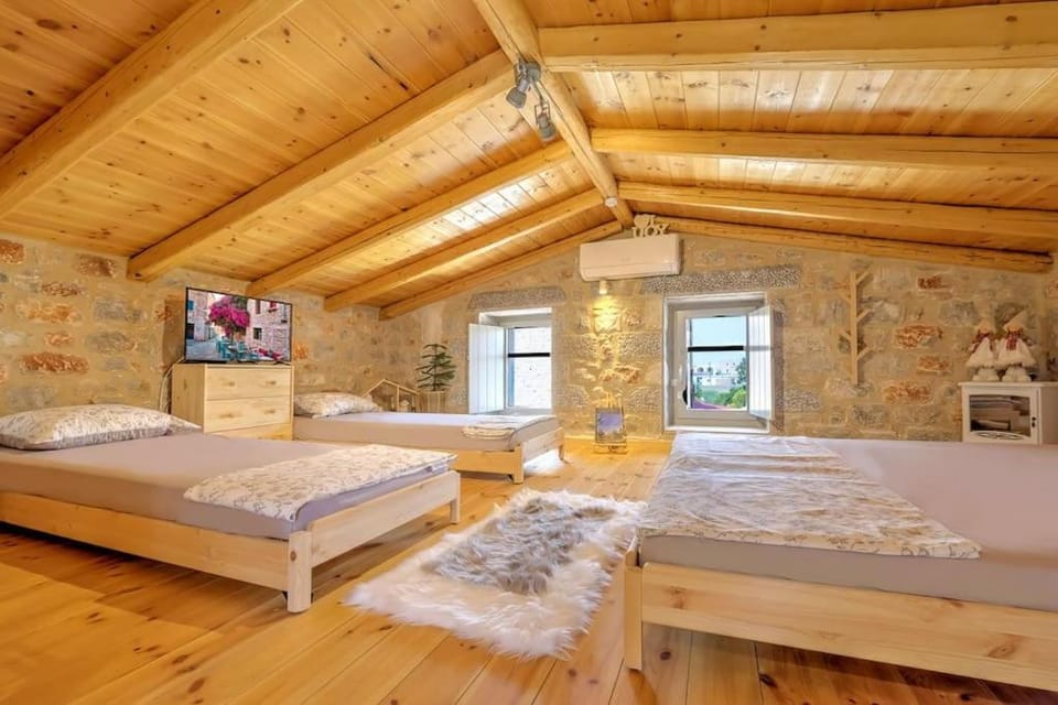 Bed, TV and multimedia, Photo of the whole room, towels, air conditioner
