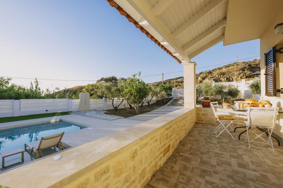 Patio, Day, Natural landscape, View (from property/room), Balcony/Terrace, Dining area, Mountain view, Pool view, Swimming pool, sunbed