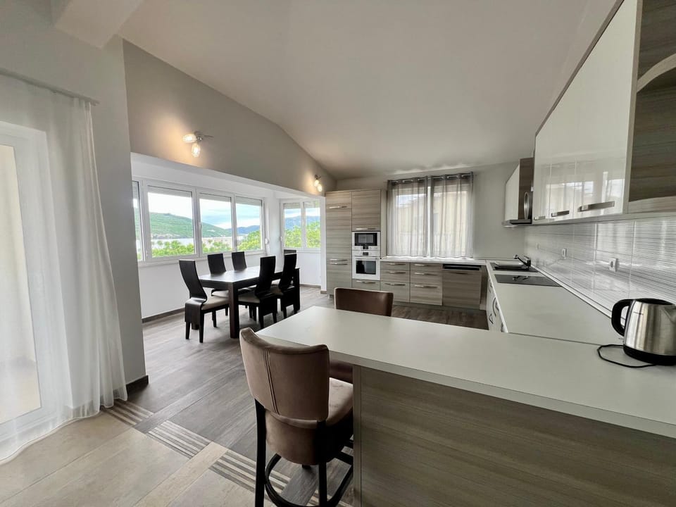 Living room, Dining area, stove, toaster