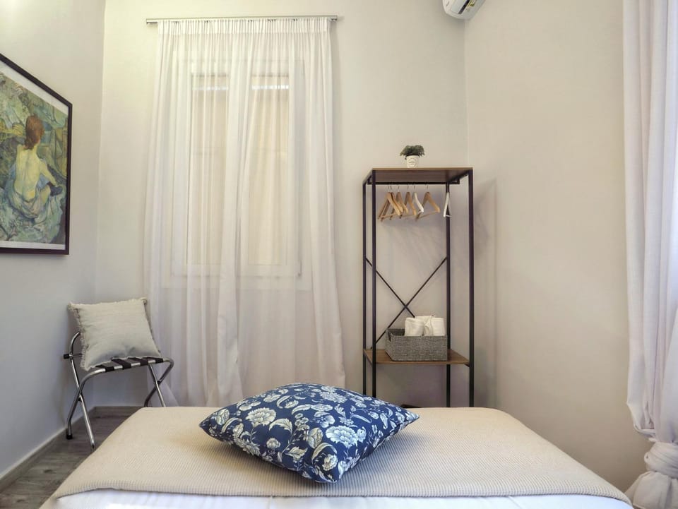 Bedroom, towels, air conditioner