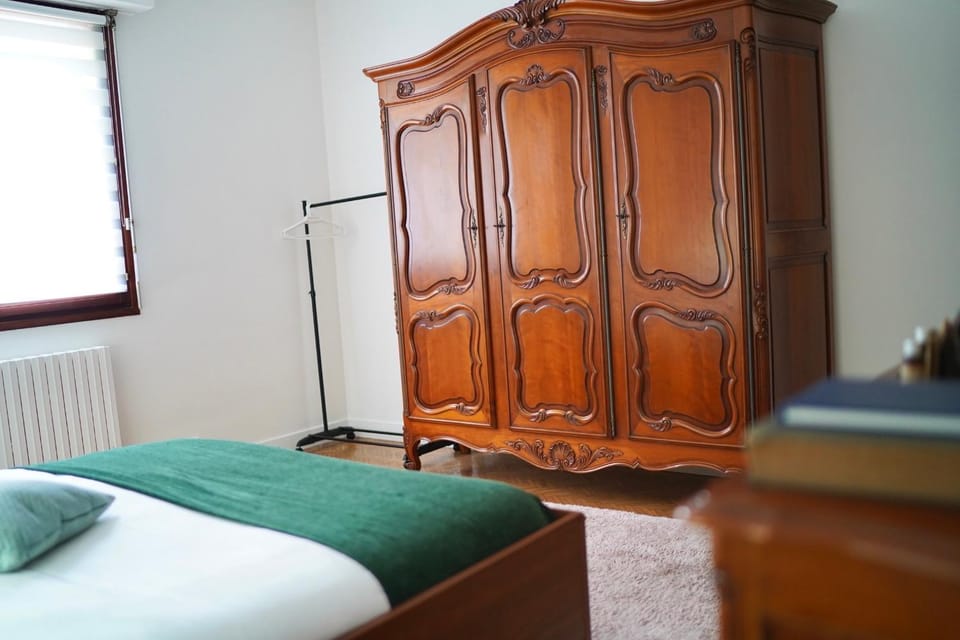 Photo of the whole room, Bedroom, wardrobe