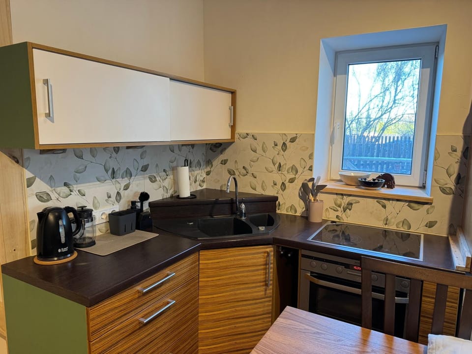 Coffee/tea facilities, Kitchen or kitchenette, stove