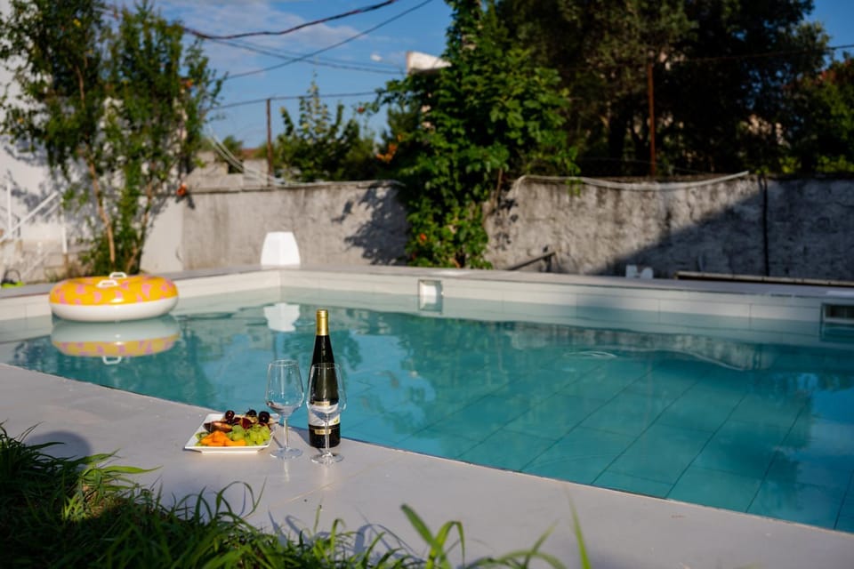 Day, Natural landscape, Garden, Food and drinks, Food, Garden view, Pool view, Swimming pool, Drinks, Alcoholic drinks, sunbed