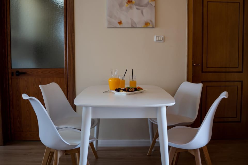 Living room, Food and drinks, Seating area, Dining area, Food, Drinks