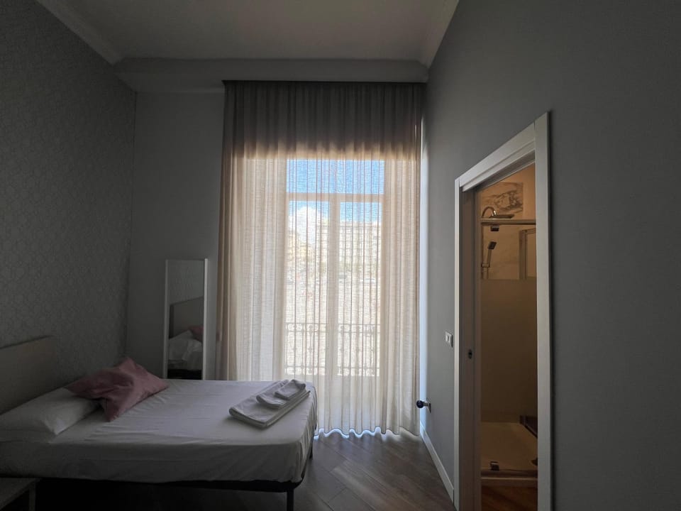 Toilet, Bed, Bedroom, towels