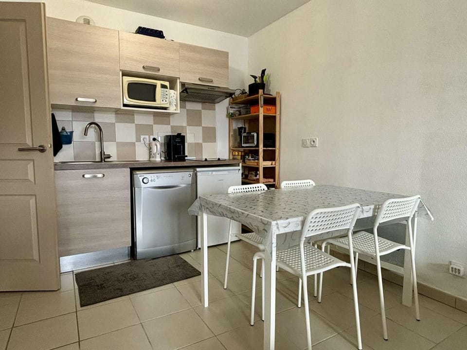 Kitchen or kitchenette, Dining area