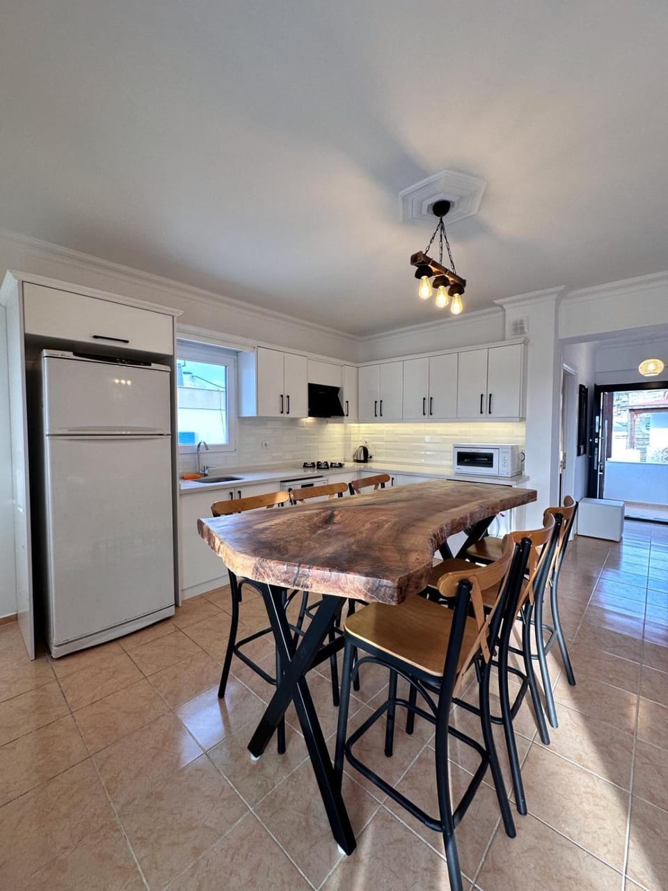 Kitchen or kitchenette, Dining area, oven