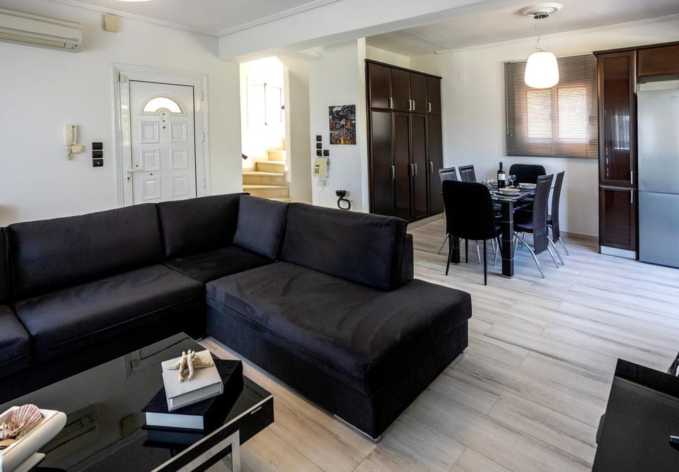 Living room, Seating area, Dining area, air conditioner