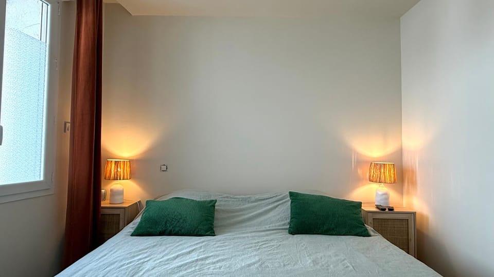 Bed, TV and multimedia, Photo of the whole room, Bedroom, heating, internet, storage, wardrobe