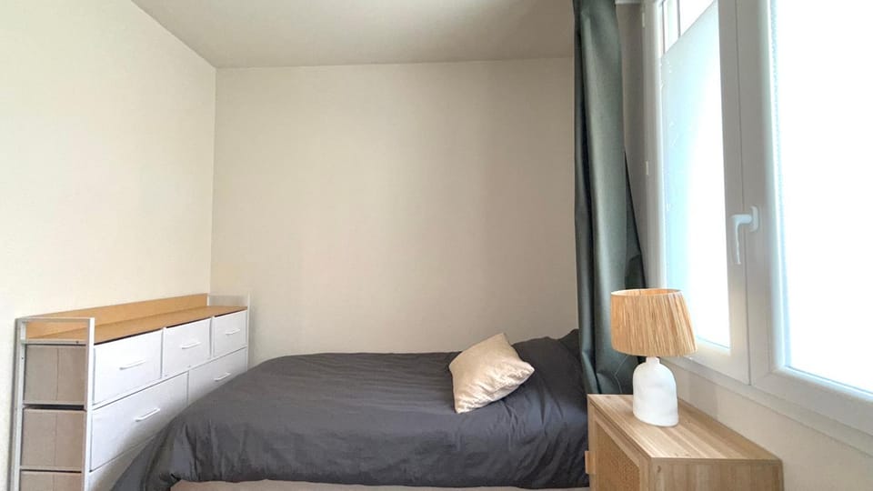 Bed, Photo of the whole room, Bedroom, heating, internet, storage, wardrobe